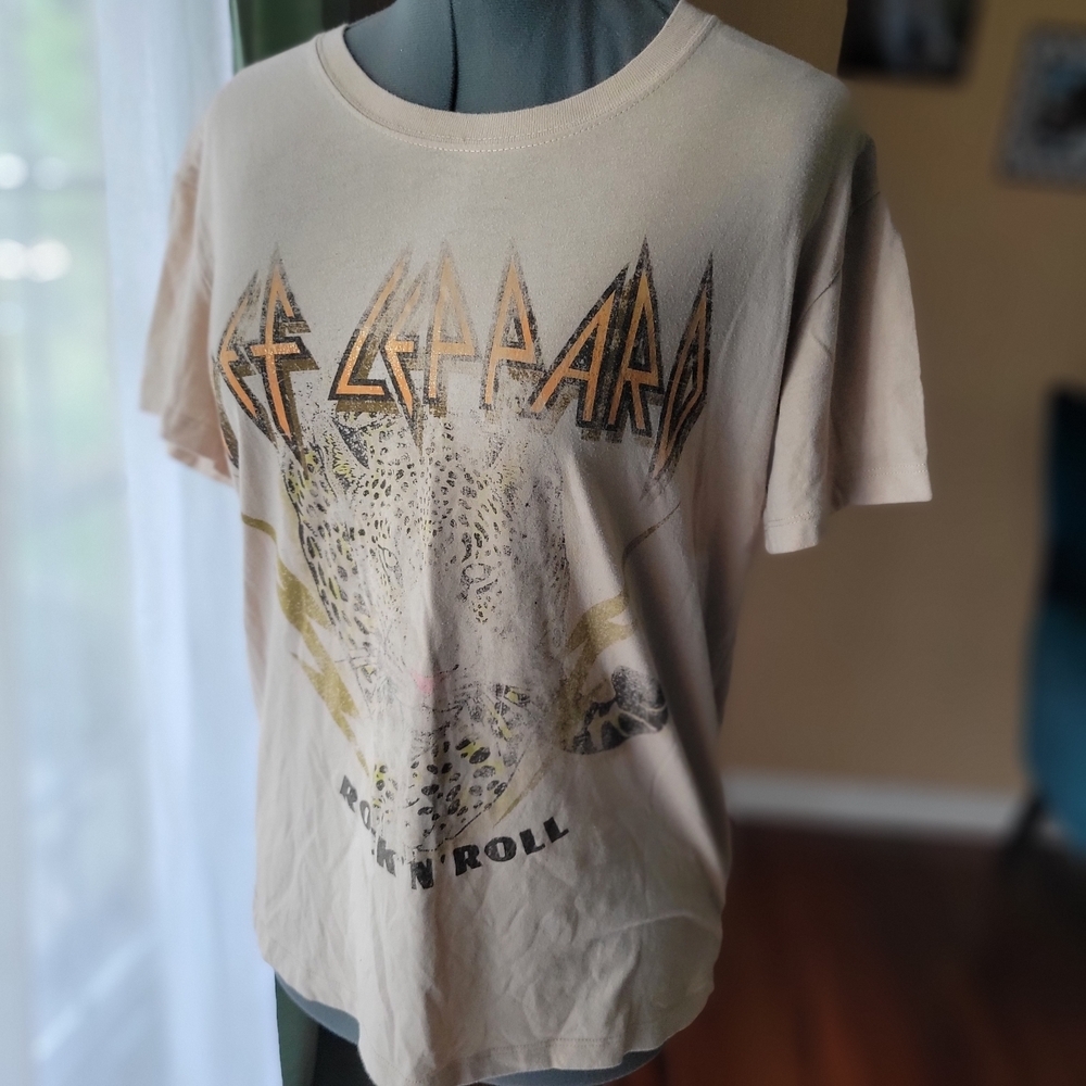 Def Leppard Women's Small Band T Shirt Leopard Graphic Rock Tee Tan Distressed - Picture 3 of 6